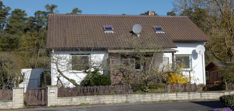 Vorderseite Berg Haus Berg: Charmantes Einfamilienhaus mit ausgebautem DG in sonniger Lage - Nutzung als 2FH m�glich