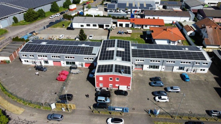 Luftbild 1 Kandel Halle / Lager / Produktion Gewerbepark in top Lage: Hallen, B�ros, Freifl�chen, 53 Stellpl�tze, 7 Garagen