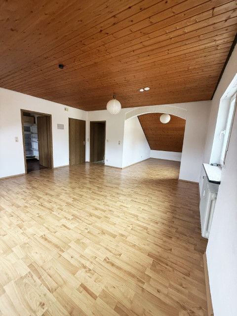 Wohnzimmer 1 mit Blick in Nebenraum (Klein) Klingenm�nster Wohnung Klingenm�nster: Dachgeschosswohnung mit Carport-Stellplatz